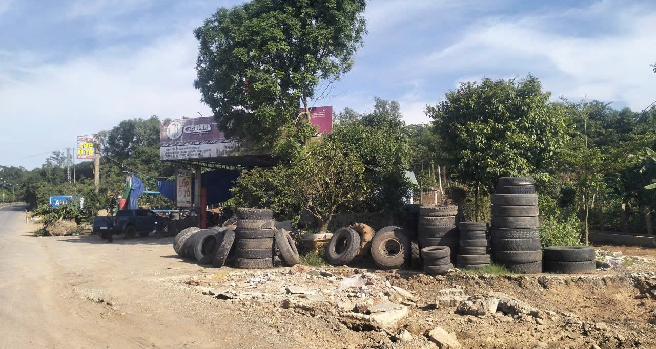 Hình ảnh hai hộ dân còn &amp;apos;án ngữ&amp;apos; 50m mặt bằng, níu tiến độ đường tránh Đông Hà