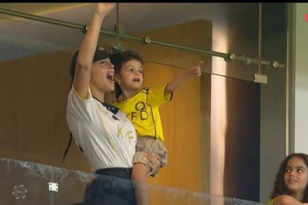 Georgina Rodriguez bế con ăn mừng cuồng nhiệt khi Ronaldo giúp Al Nassr vô địch