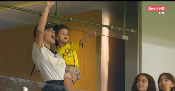 Bạn gái bế con ăn mừng cuồng nhiệt khi Ronaldo giúp Al Nassr vô địch