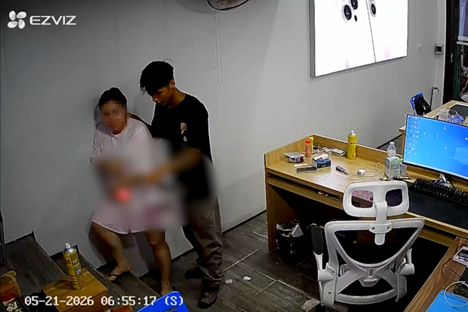 Khống chế chủ cửa hàng mang thai 7 tháng cướp gần nửa tỷ đồng