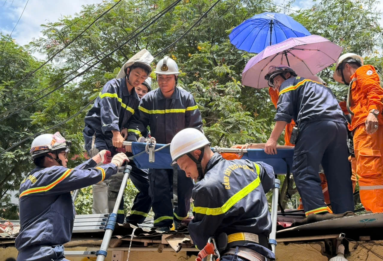 Kịp thời cứu người nghi bị tai biến, mắc kẹt trên mái nhà ở Hà Nội