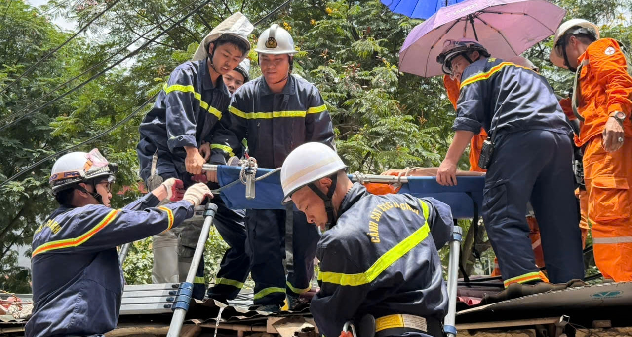 Kịp thời cứu người nghi bị tai biến, mắc kẹt trên mái nhà ở Hà Nội