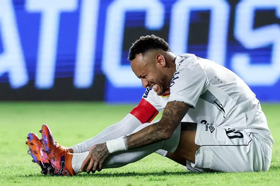 Neymar chấn thương khiến tuyển Brazil tái mặt