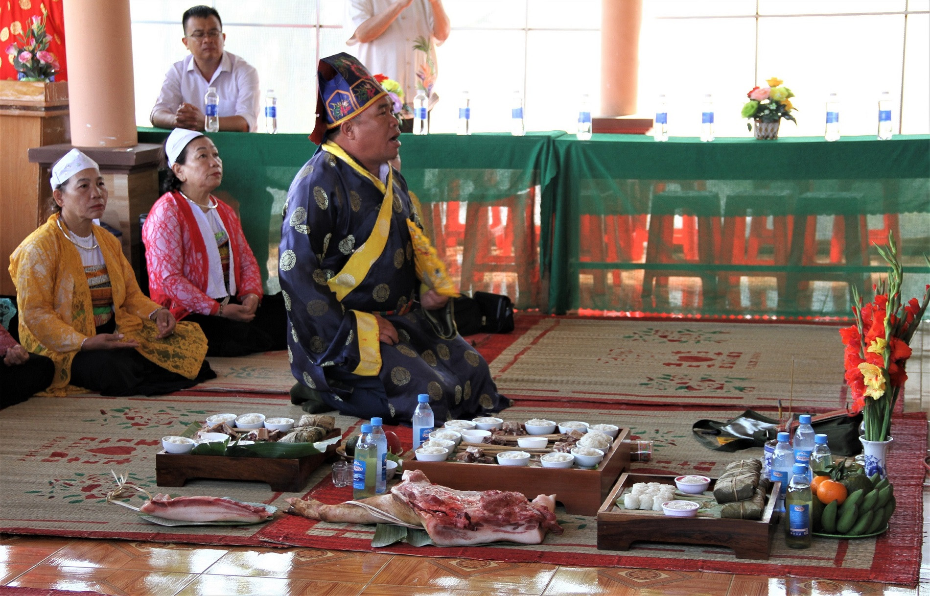Nghệ nhân Bùi Văn Thành cất tiếng mo trầm đều bên mâm lễ.JPG