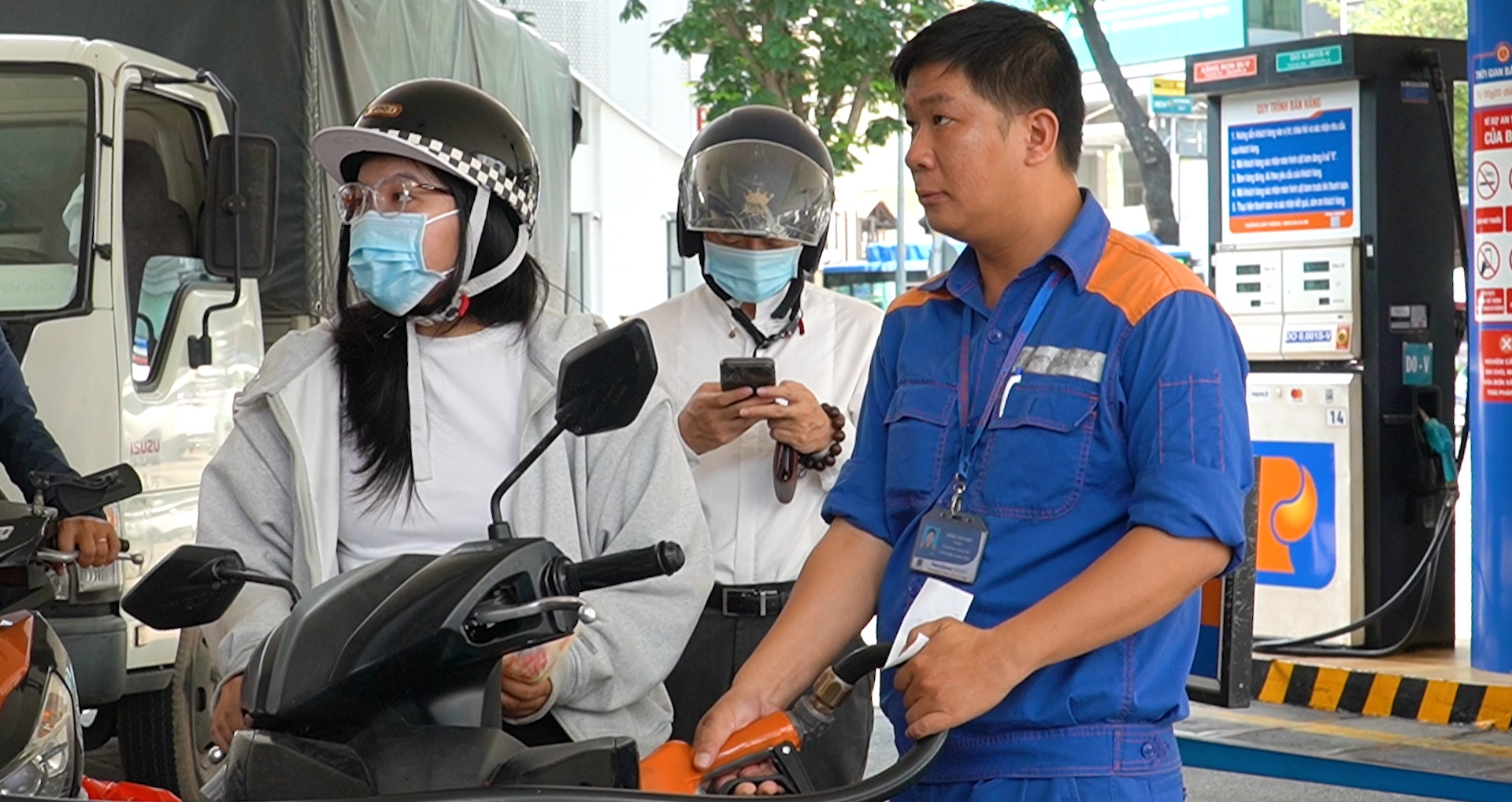 Người dân TPHCM dần cởi mở chuyển đổi từ xăng khoáng sang xăng sinh học E10