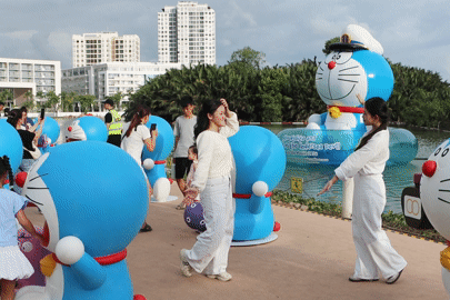 Người dân xếp hàng chờ check-in loạt tượng Doraemon 'gây sốt' ở TPHCM