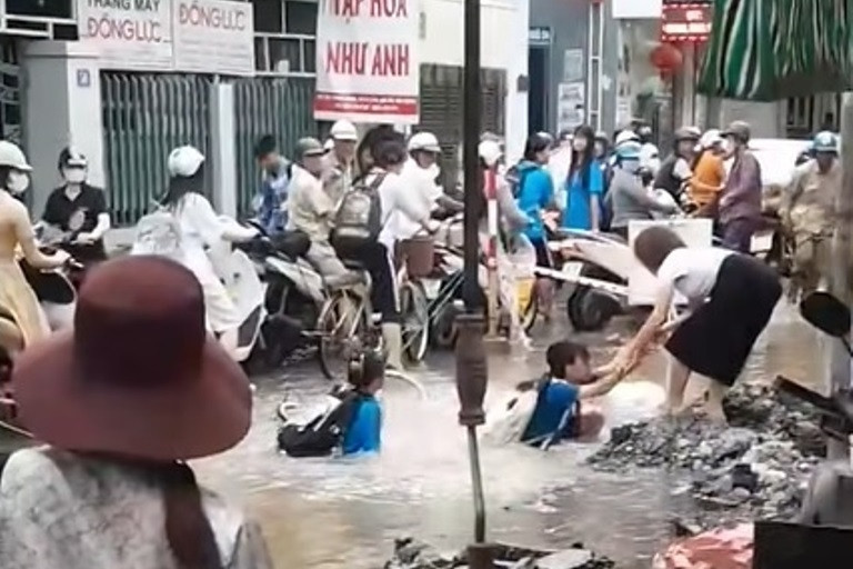 Nhiều học sinh rơi xuống hố đang thi công ở Hải Phòng