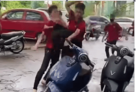 Nhóm thanh niên hành hung người giữa phố ở Hà Nội