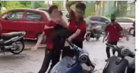Nhóm thanh niên hành hung người giữa phố ở Hà Nội