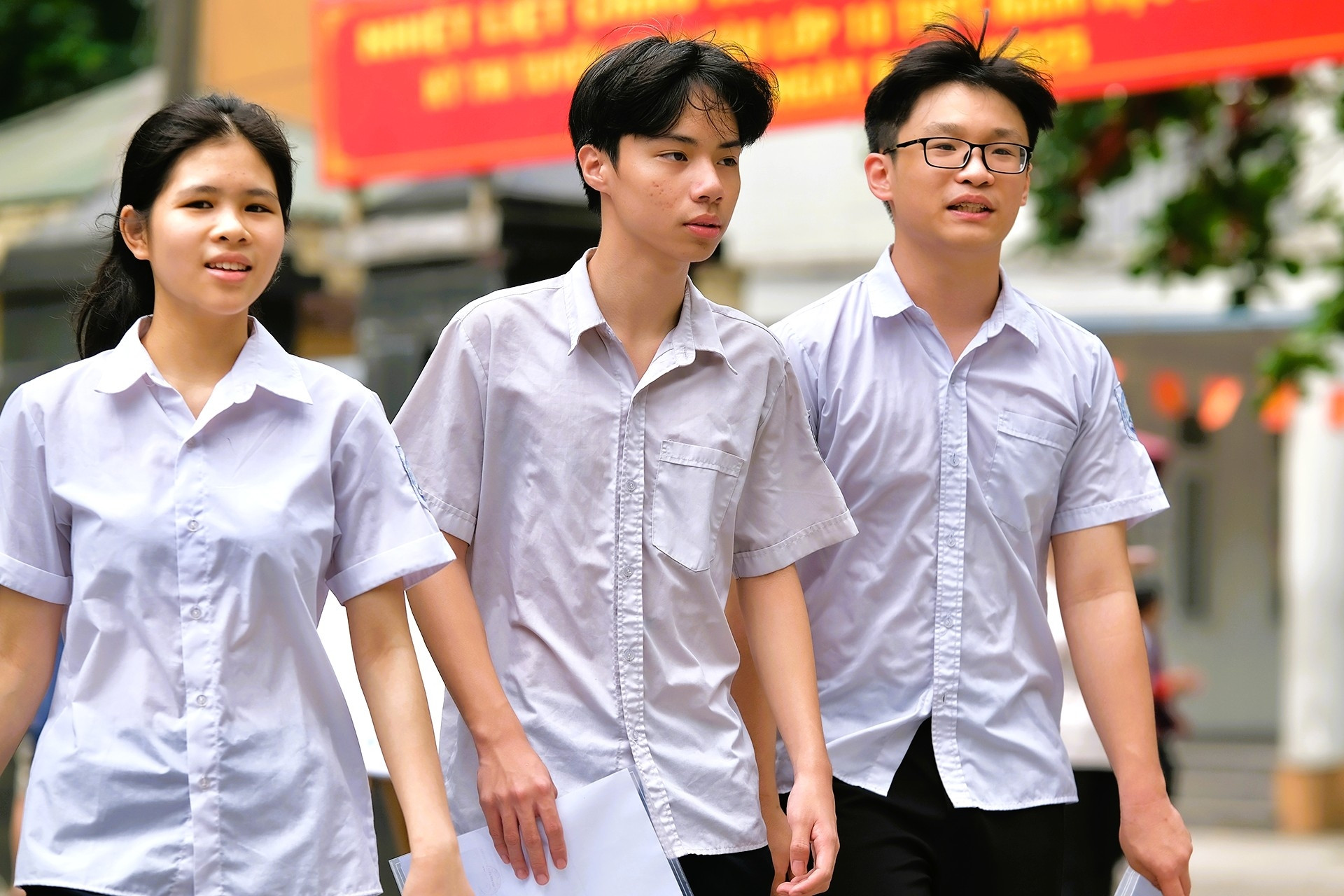 Những thí sinh đầu tiên bước vào kỳ thi lớp 10 ở Hà Nội, TPHCM năm 2026