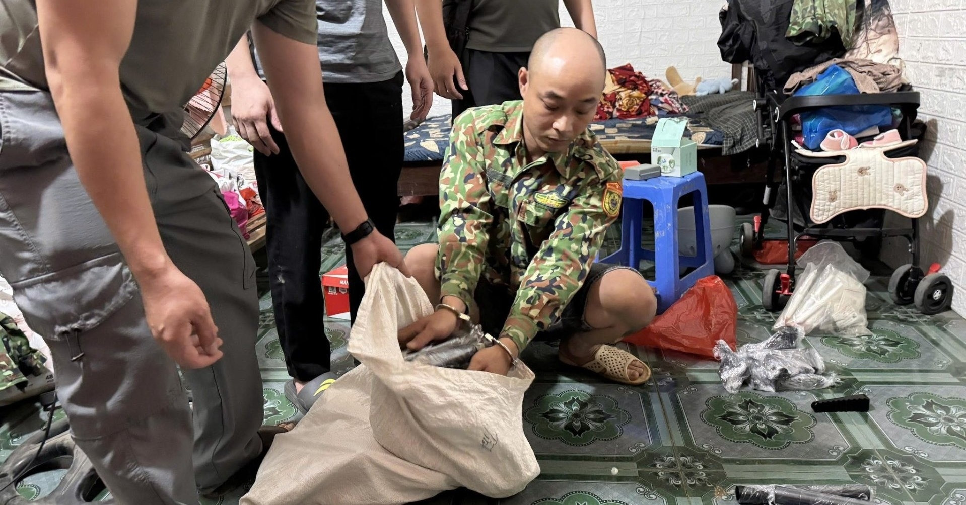 Triệt phá đường dây chế tạo, mua bán vũ khí quân dụng quy mô lớn 관련 이미지