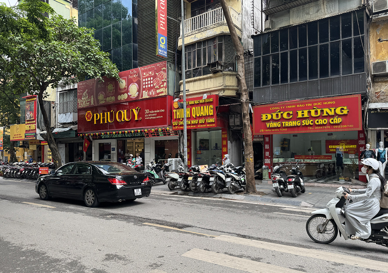 vang tu nhan vang khach.jpg