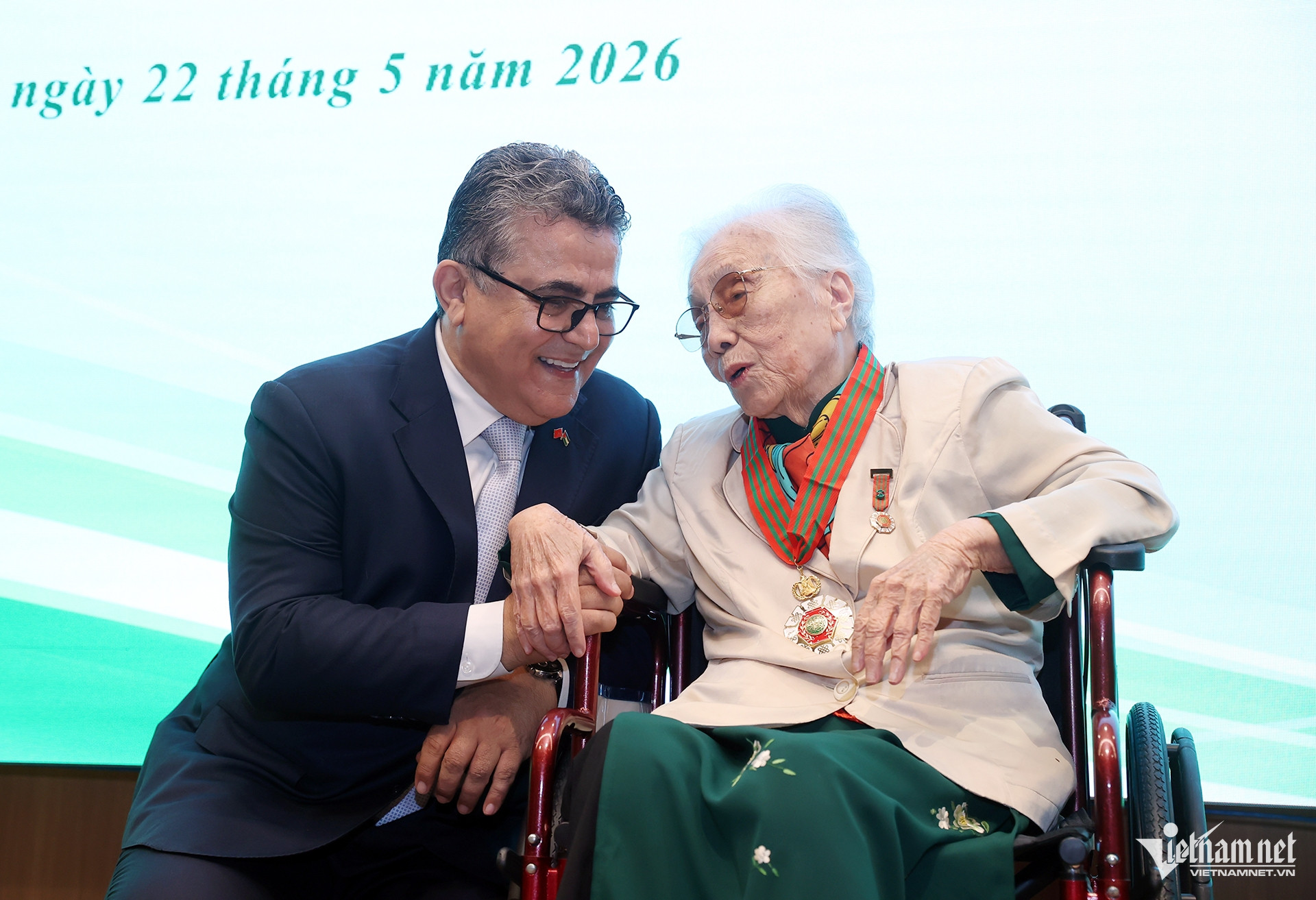 https://static-images.vnncdn.net/vps_images_publish/000001/000003/2026/5/22/w-dai-su-6-1352.jpg