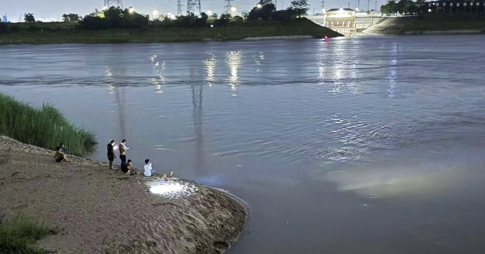 4 học sinh gặp vùng nước xoáy trên sông Hồng, 2 em tử vong
