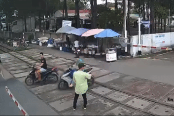  Clip hành động của người đàn ông khi barie đã hạ gây bức xúc 