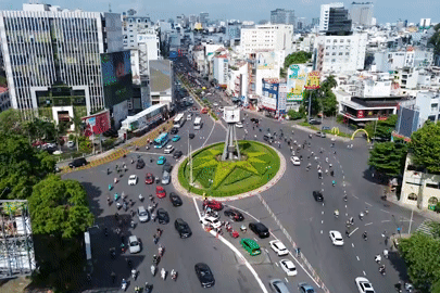  Dân phấn khởi vì vòng xoay Điện Biên Phủ giảm ùn tắc ngày đầu phân luồng mới 