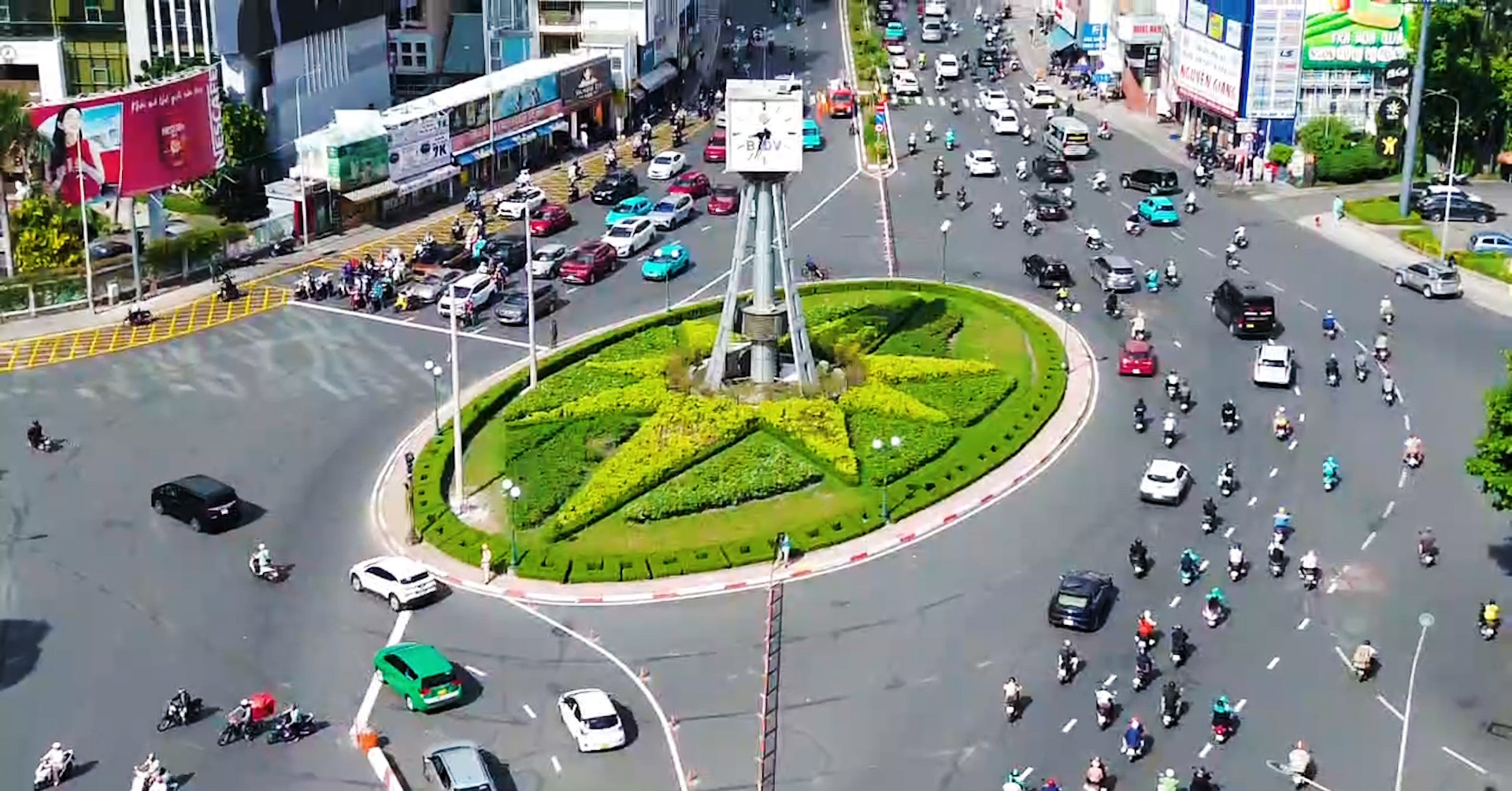 Dân phấn khởi vì vòng xoay Điện Biên Phủ giảm ùn tắc ngày đầu phân luồng mới