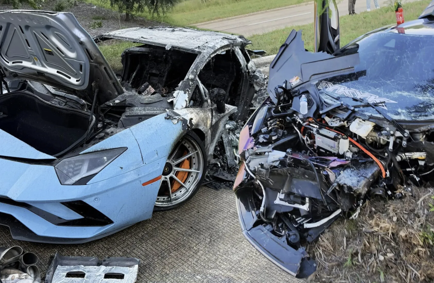 Hai chiếc siêu xe Lamborghini đâm nhau vỡ nát, thiệt hại hơn 26 tỷ đồng