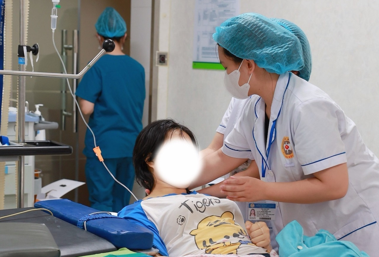 Hy hữu thiếu nữ 17 tuổi vỡ nang buồng trứng trong đêm, 2 lít máu ngập ổ bụng