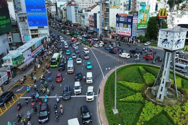 Ngày đầu đổi cách đi tại 'vòng xoay ám ảnh' ở TPHCM, hàng loạt tài xế bỡ ngỡ