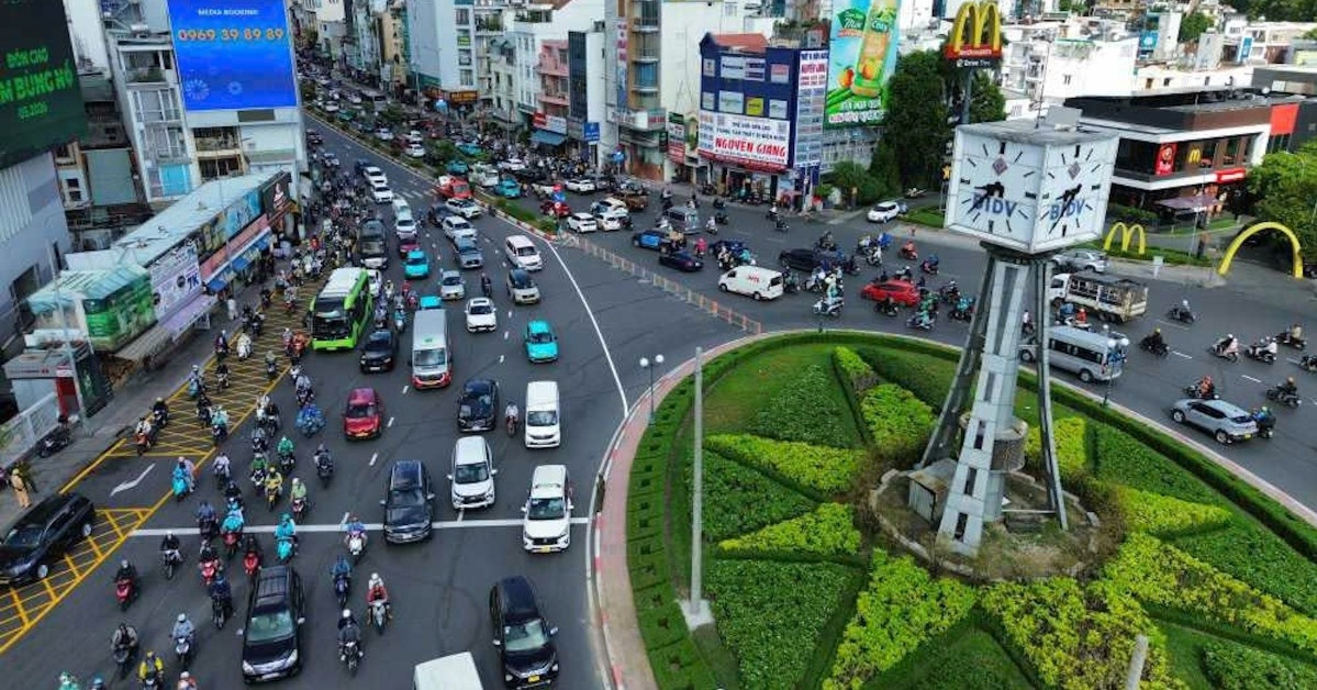 Ngày đầu đổi cách đi tại &amp;apos;vòng xoay ám ảnh&amp;apos; ở TPHCM, hàng loạt tài xế bỡ ngỡ