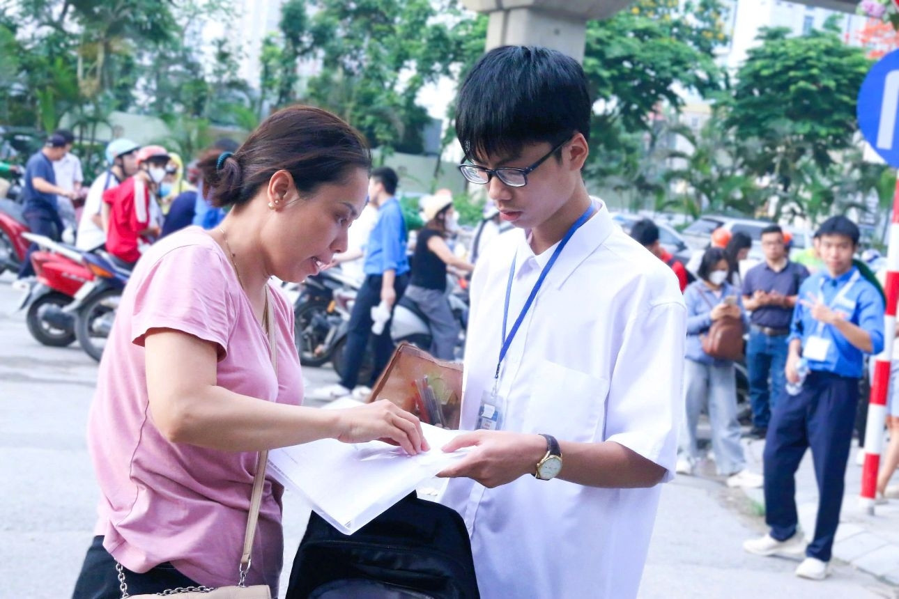 Những thí sinh đầu tiên bước vào kỳ thi lớp 10 ở Hà Nội, TPHCM năm 2026