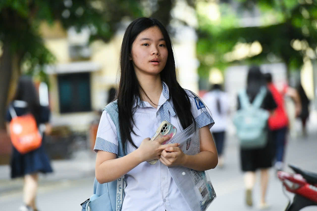 Những thí sinh đầu tiên bước vào kỳ thi lớp 10 ở Hà Nội, TPHCM năm 2026