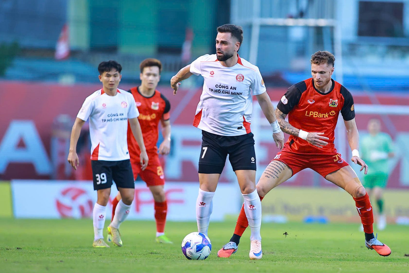 ninh binh vs ca tphcm 1.jpg