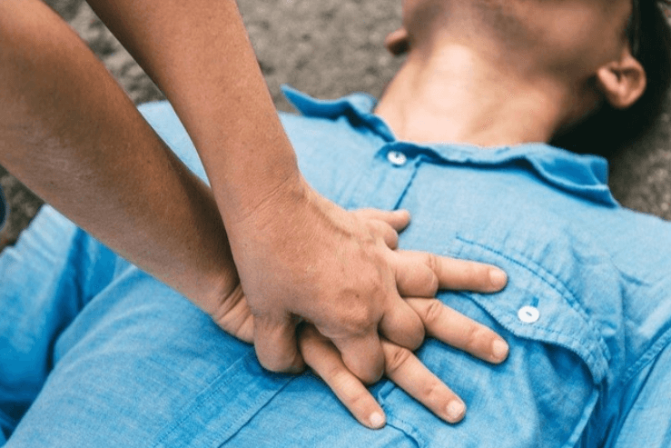  Nữ điều dưỡng để con mới sinh ở nhà, lao ra cứu nam thanh niên ngừng tim ở bể bơi 