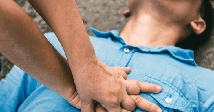 Nữ điều dưỡng đặt con mới sinh ở nhà, lao ra cứu nam thanh niên ngừng tim ở bể bơi
