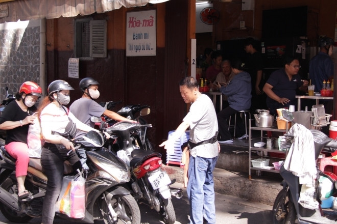 Quán bánh mì chảo gần 70 năm ở TPHCM, khách xếp hàng chờ mua mỗi sáng
