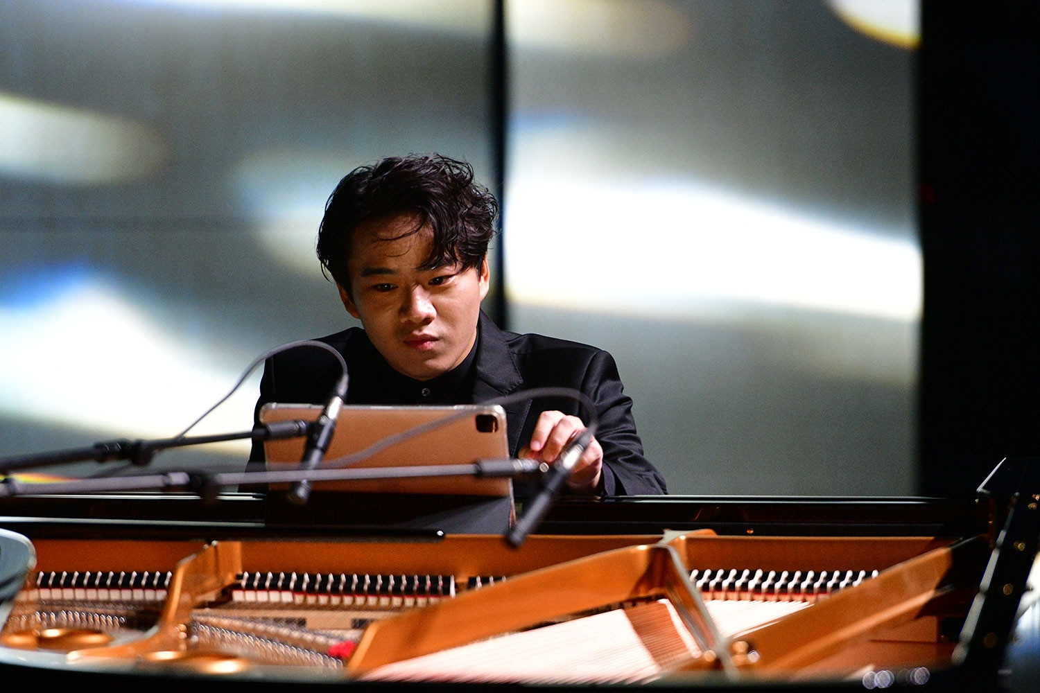 Tài năng piano trẻ Nguyễn Việt Trung thăng hoa cùng nghệ sĩ dương cầm kỳ cựu