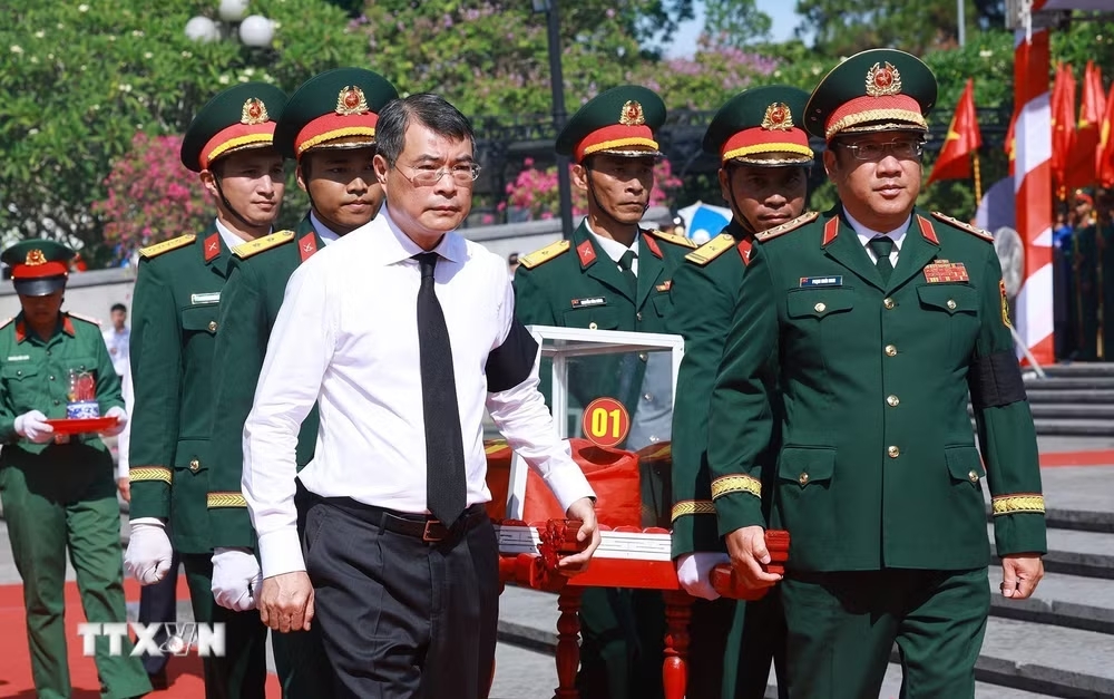 ttxvn-thu-tuong-du-le-truy-dieu-va-an-tang-hai-cot-liet-si-tai-nghia-trang-liet-sy-quoc-gia-duong-9-5.jpg