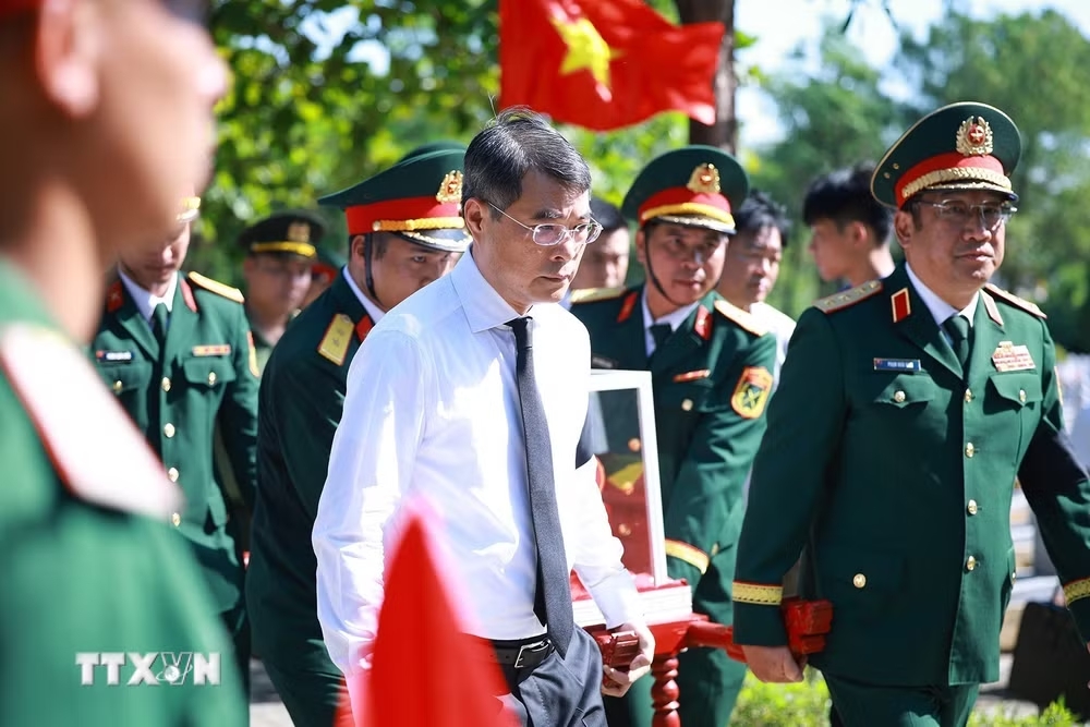 ttxvn-thu-tuong-du-le-truy-dieu-va-an-tang-hai-cot-liet-si-tai-nghia-trang-liet-sy-quoc-gia-duong-9-3.jpg