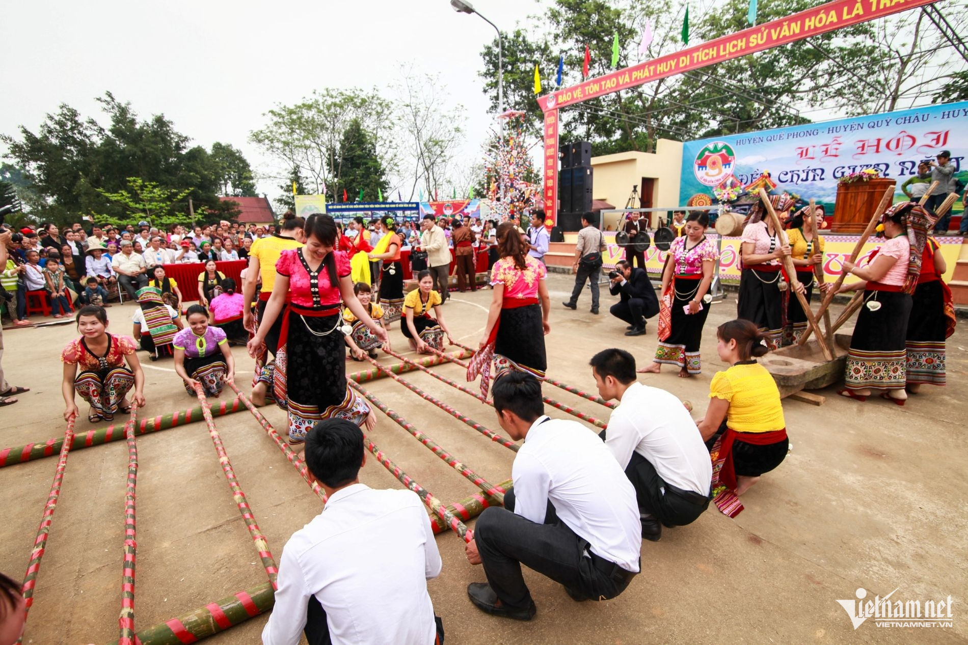 W-Nhảy sạp tại Lễ hội đền Chín Gian.jpg