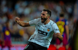 https://static-images.vnncdn.net/vps_images_publish/000001/000003/2026/5/24/barca-thua-nguoc-valencia-tran-chia-tay-mua-giai-200.jpg