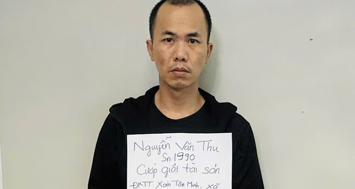 Bắt giữ kẻ &amp;apos;dựng kịch&amp;apos; nhờ đổi tiền rồi cướp giật vàng, tiền của cụ bà bán vé số