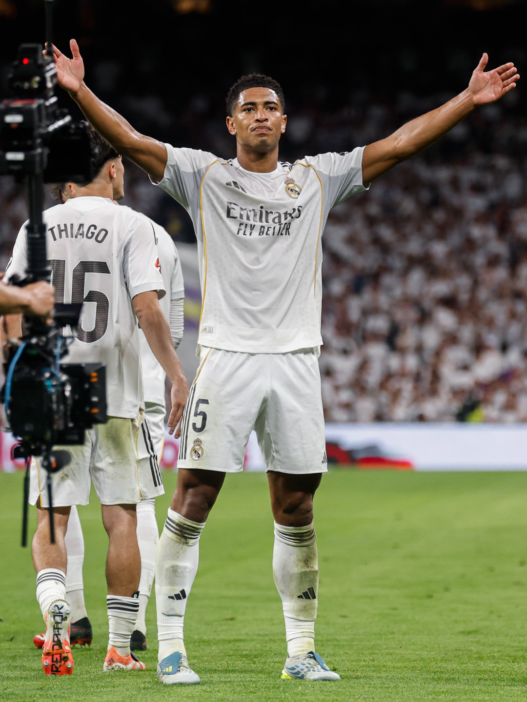 https://static-images.vnncdn.net/vps_images_publish/000001/000003/2026/5/24/bellingham-real-madrid-171.jpg