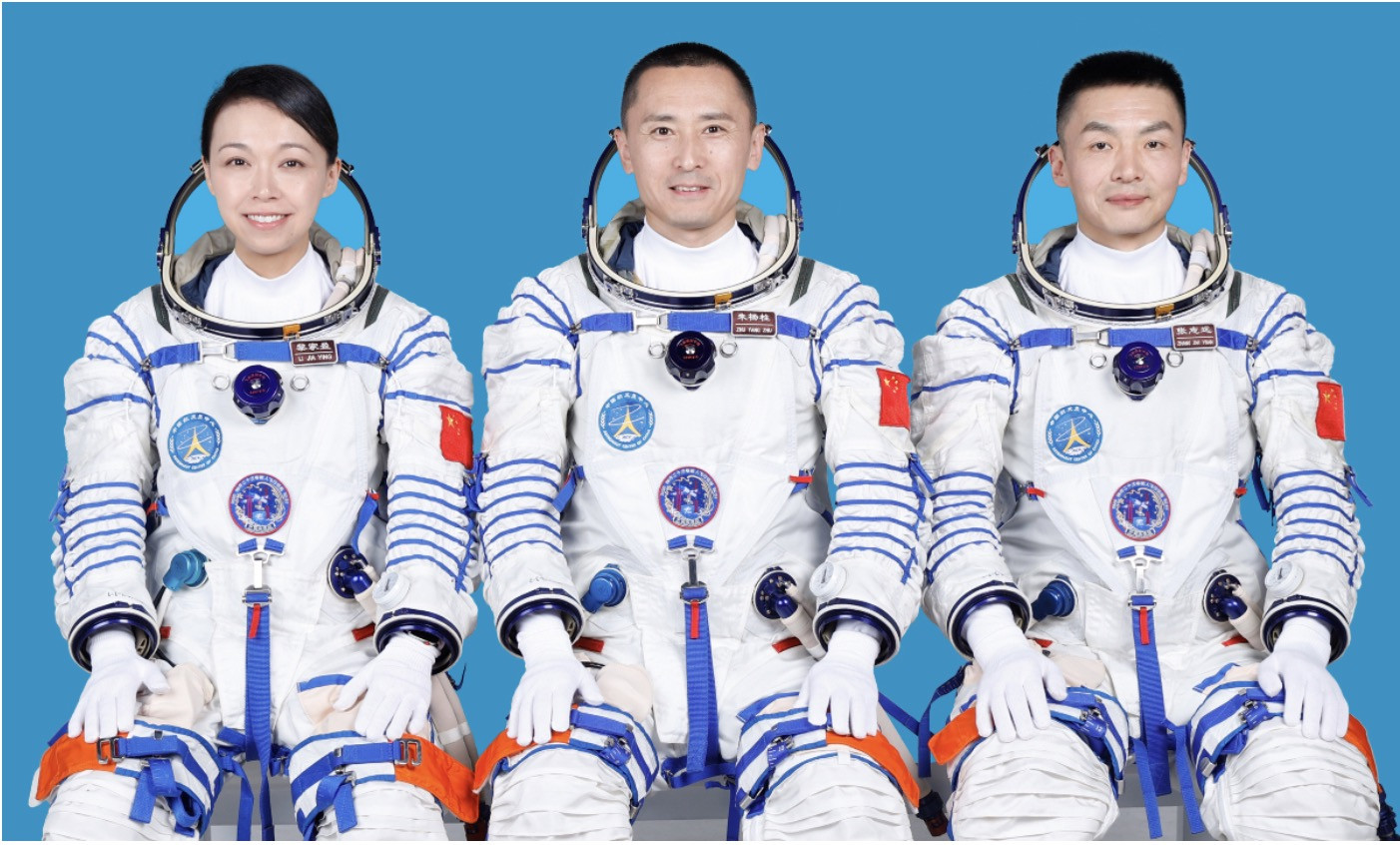 Các phi hành gia của tàu vũ trụ Thần Châu 23. Ảnh: Xinhua