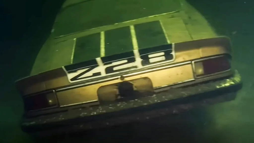 Chevrolet Camaro Z28 underwater copy 1024x576.webp