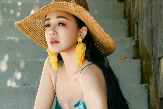 Chung Lệ Đề tuổi 55 vẫn hở bạo, được chồng kém 12 tuổi cưng chiều