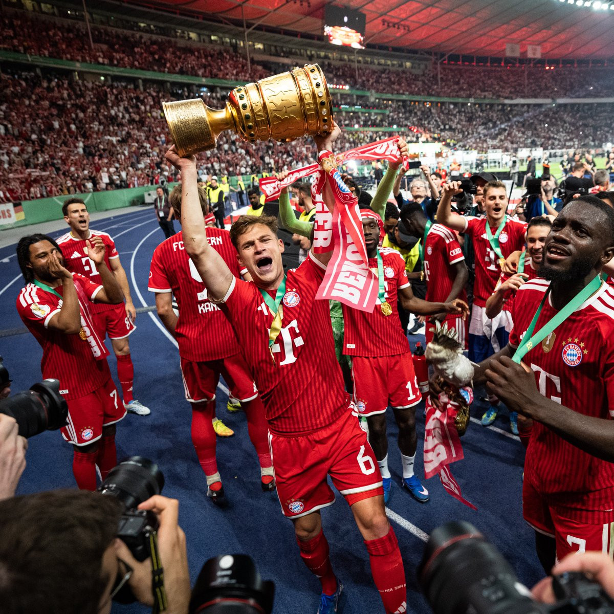 https://static-images.vnncdn.net/vps_images_publish/000001/000003/2026/5/24/harry-kane-bayern-munich-5-161.jpg