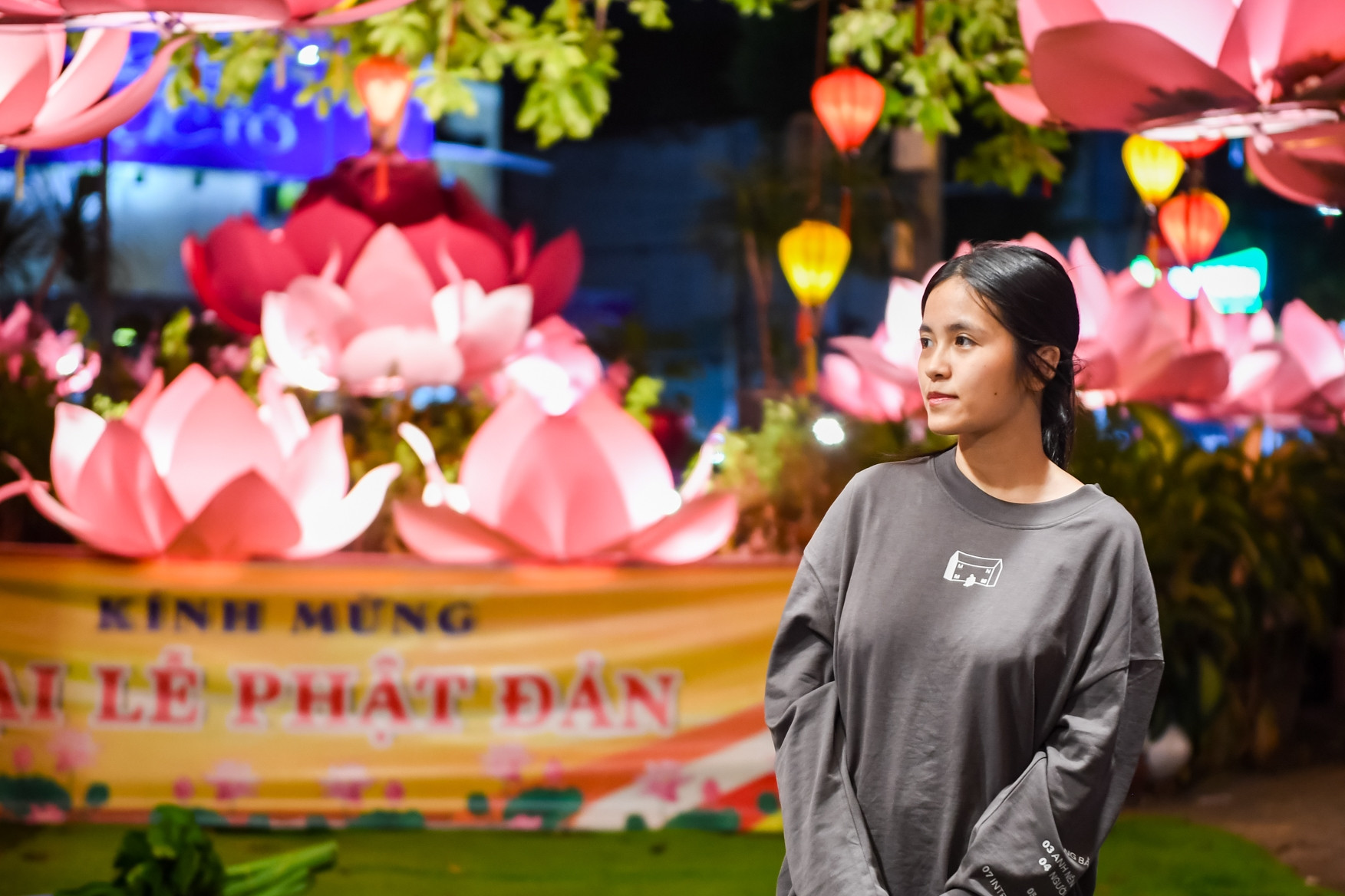 Hoa đăng lung linh, giới trẻ đổ về chùa Pháp Hoa check-in mùa Phật đản