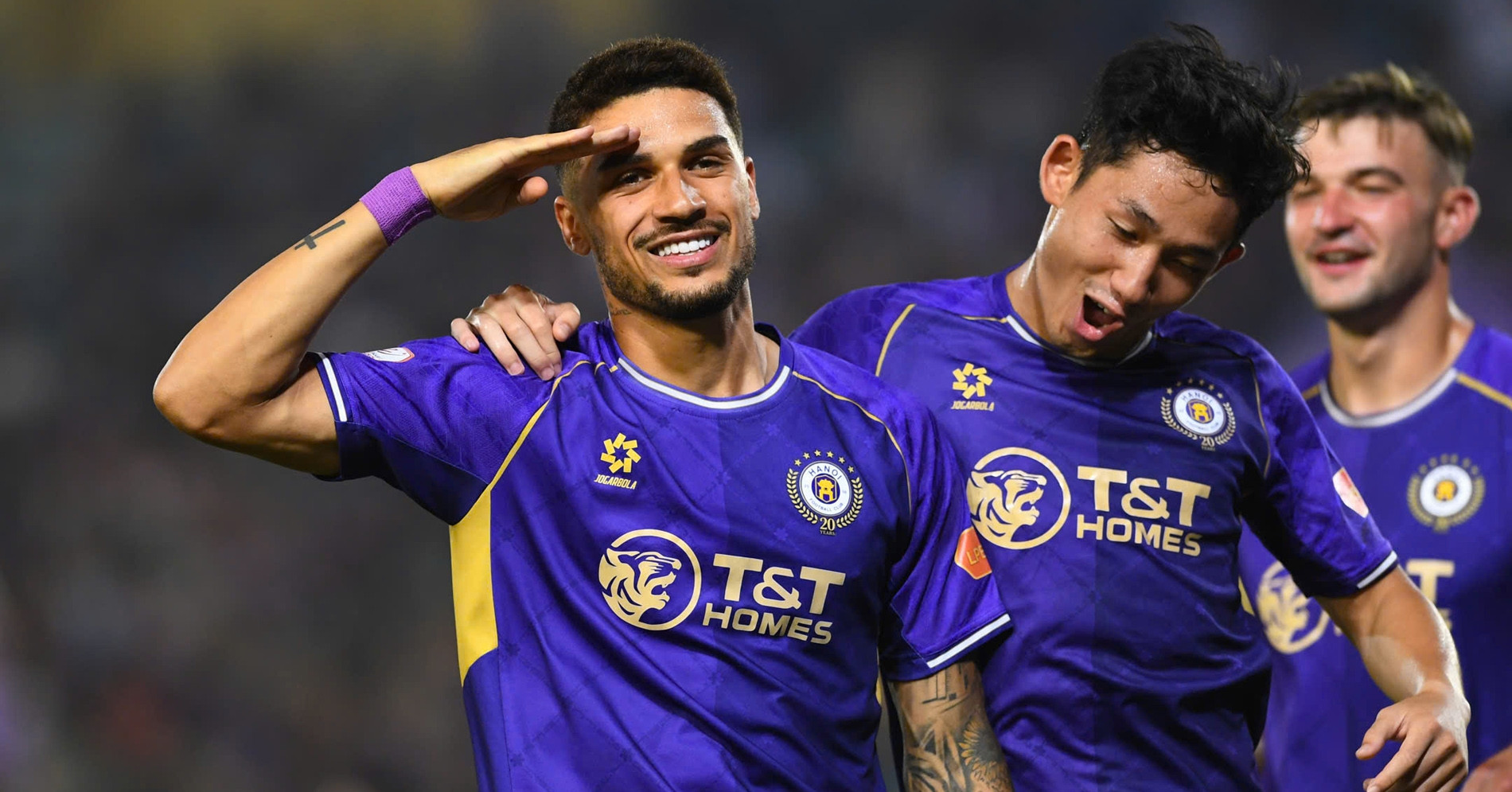 Hoàng Hên &amp;apos;đè&amp;apos; Xuân Son, HLV Hà Nội FC nói về trận thắng Nam Định