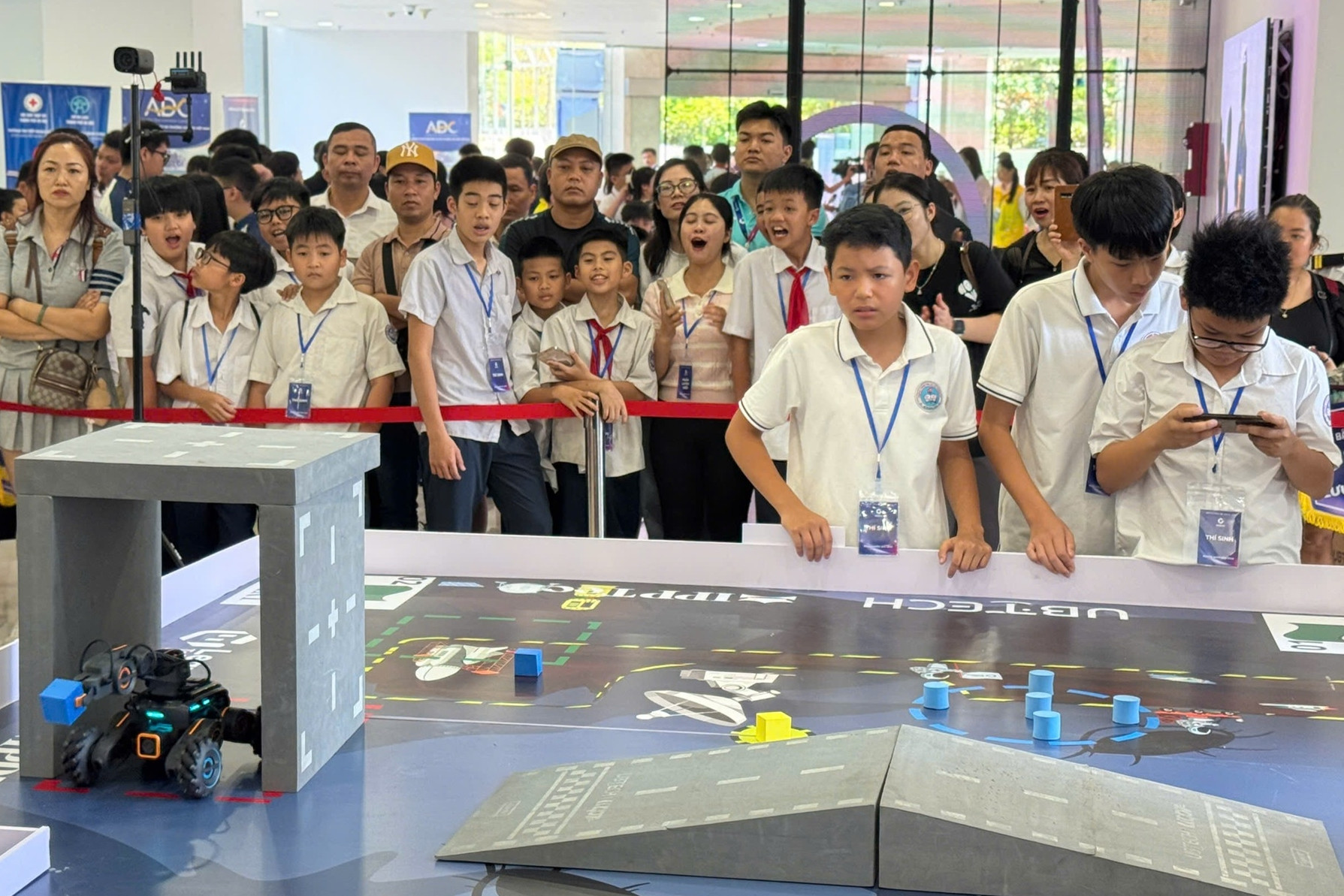Hơn 200 học sinh cấp 2 tranh tài tại giải đấu robot AI đầu tiên ở phía Bắc