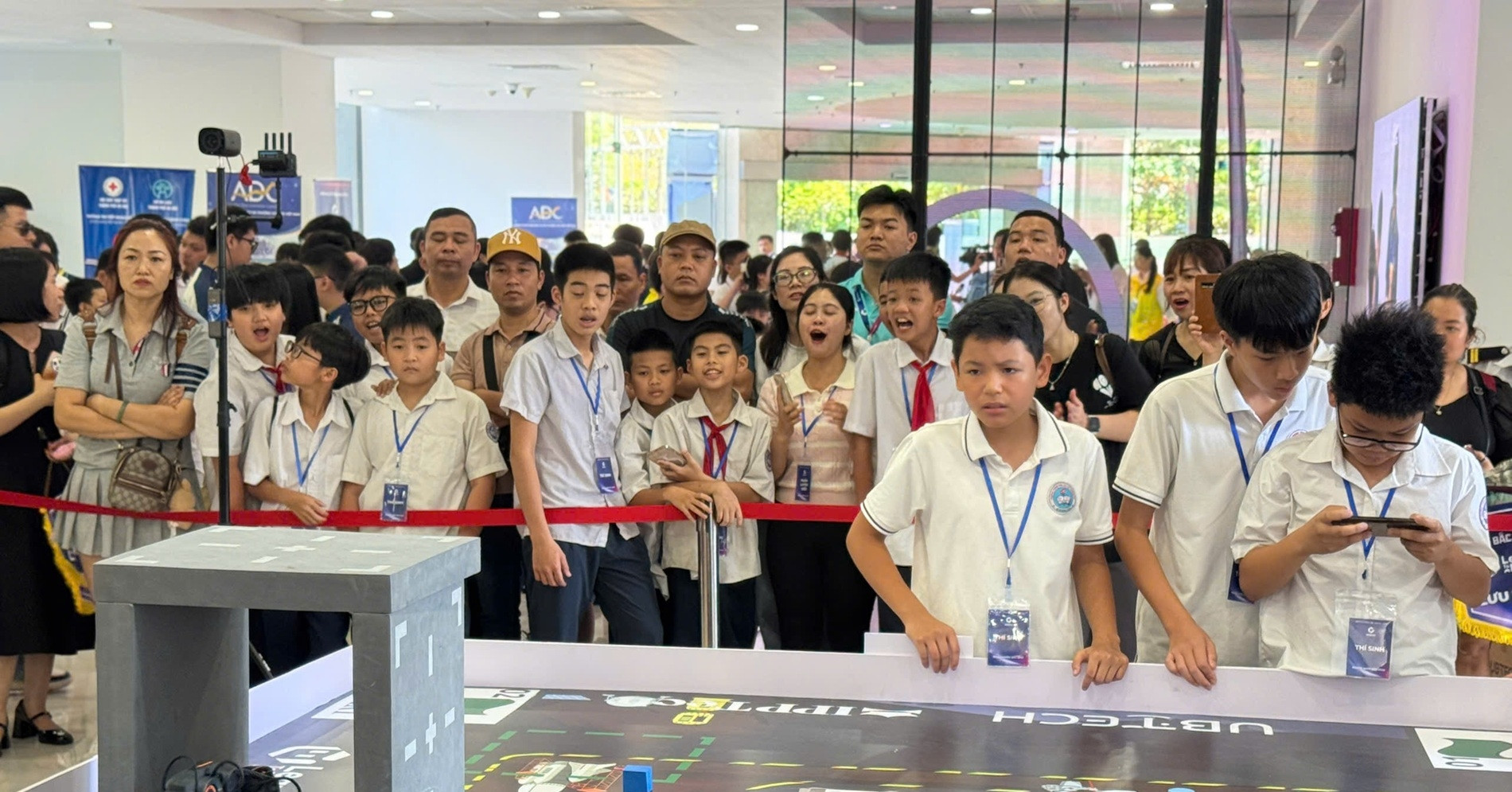 Hơn 200 học sinh cấp 2 tranh tài tại giải đấu robot AI đầu tiên ở phía Bắc