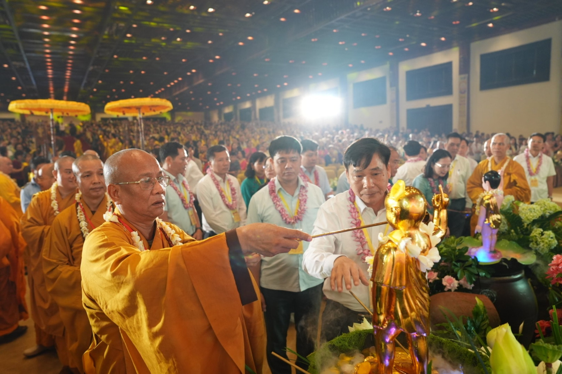 Hơn 3.000 tăng ni, phật tử và người dân tham dự lễ Phật đản tại chùa Bái Đính