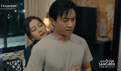 'Dưới ô cửa sáng đèn' tập 4: Chồng bức xúc vì bị vợ giám đốc qua mặt