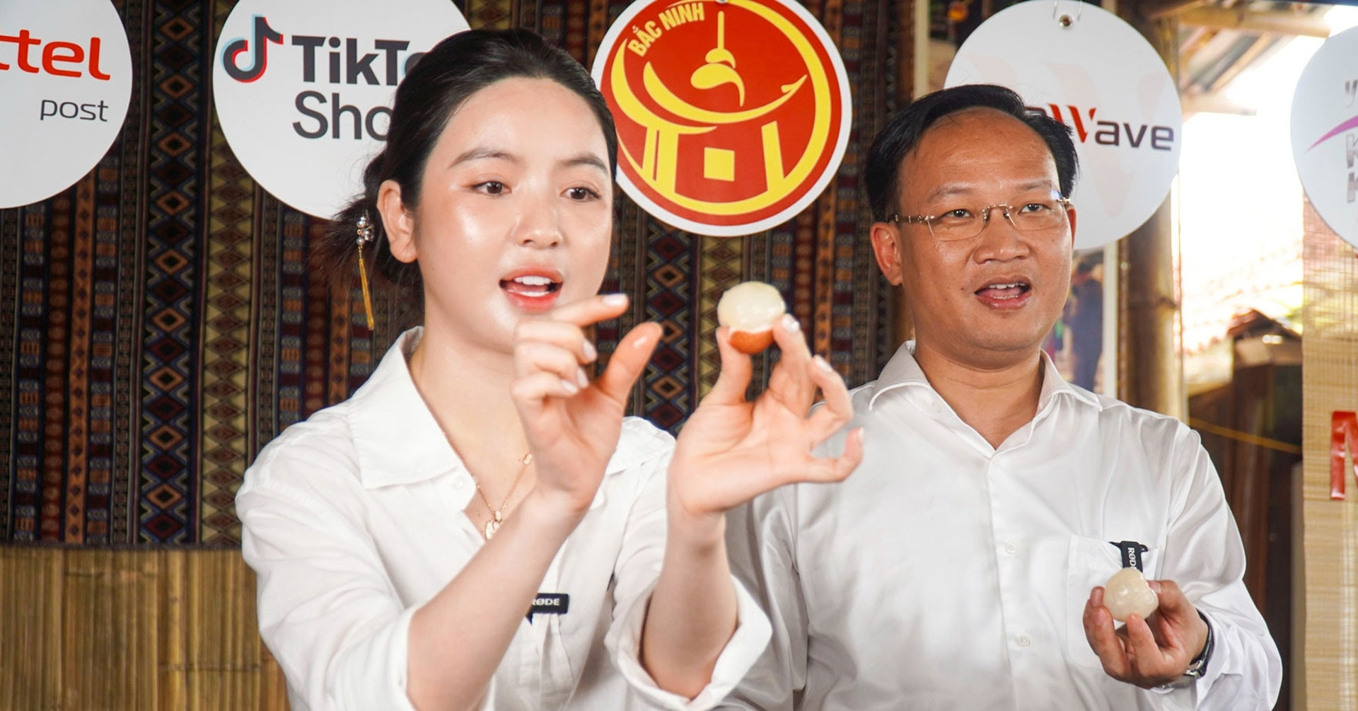 Chu Thanh Huyền và lãnh đạo tỉnh livestream bán vải; trứng gà 1.000 đồng/quả bán đầy đường