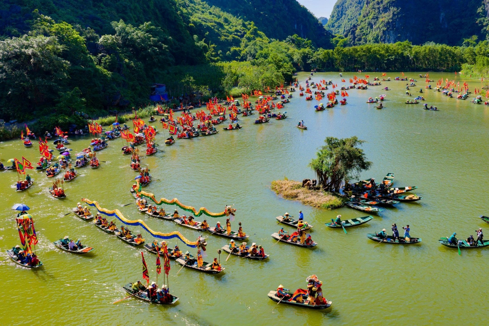 Sản vật 34 tỉnh, thành hội tụ trên dòng Ngô Đồng ở Ninh Bình